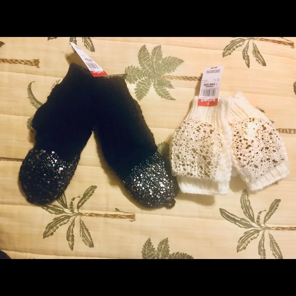 NWT knitted mittens than can be opened midway